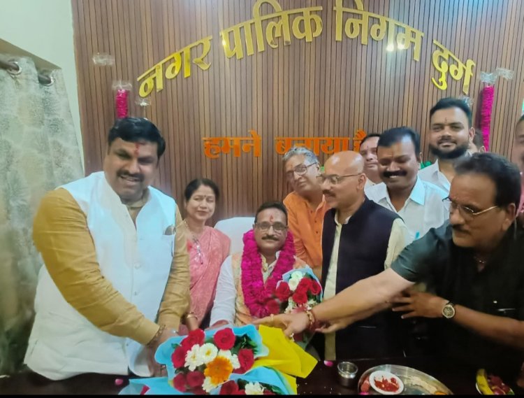 विधायक व महापौर के मौजूदगी में सभापति श्याम शर्मा ने निगम मुख्यालय सभापति कक्ष में शंख ध्वनि वैदिक मंत्रोच्चार के मध्य पूजा-अर्चना की