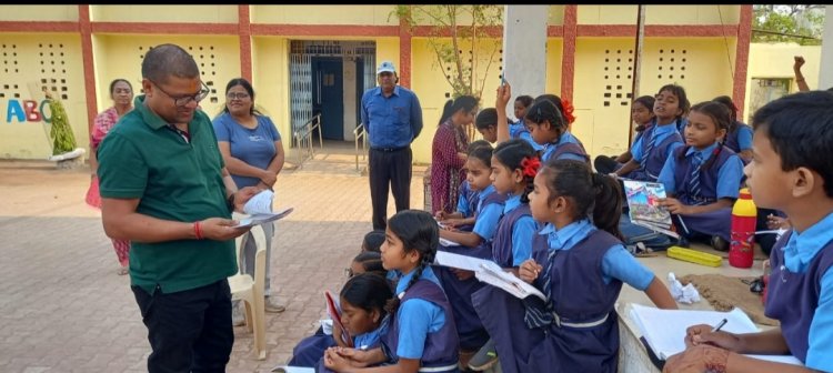 स्कूल में निगम द्वारा नवनिर्मित बैडमिंटन कोर्ट एवं समग्र शिक्षा के तहत भवन का निरीक्षण के दौरान आयुक्त बच्चो को लगे पढ़ाने