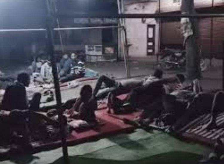 वित्तमंत्री के जिले में रोड बनवाने 40 घंटे से धरना,महिला-बच्चे भी उतरे