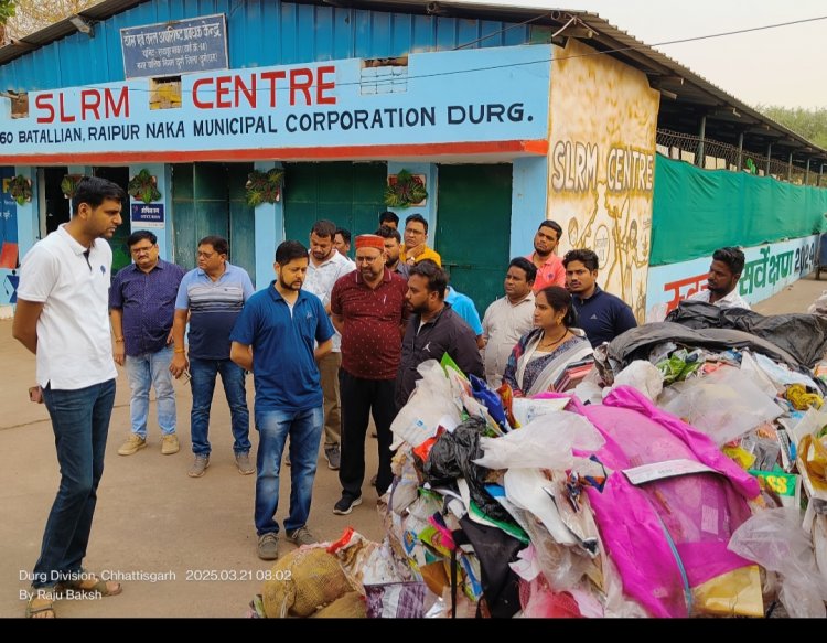 कलेक्टर पहुँचे आयुक्त के साथ वार्ड क्रमांक 21,कचरा कलेक्शन गाड़ी को रुकवाकर की जांच, देखें गीला-सूखा कचरा अलग-अलग है या नही