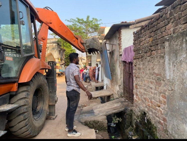 वार्ड क्रमांक 21 क्षेत्र से अतिक्रमण सड़क पर किसी ने बनाई नाली के ऊपर गॉर्डन तो किसी ने चबूतरा, नगर निगम की जेसीबी ने हटाया