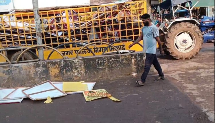 सड़को पर लगे बेतरतीब अवैध बैनर, पोस्टर, होर्डिग एवं विज्ञापन को हटाने का काम जारी