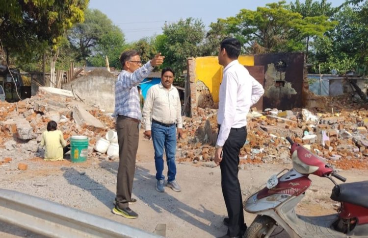 अटल परिसर निर्माण कार्य स्थल का आयुक्त ने किया अफसरो के साथ निरीक्षण,कहा शीघ्र निर्माण कार्य मे बाधित बेजा कब्जा को हटवाने दिए निर्देश