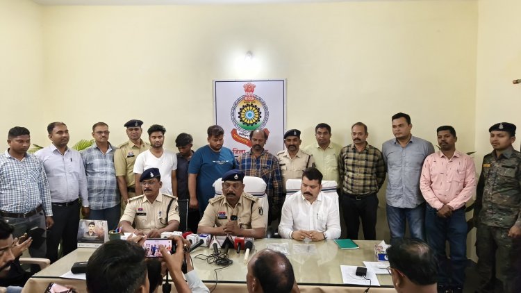 आटो में बिठाकर तहसीलदार को लूटने वाले चार आरोपियाें को पुलिस ने किया गिरफ्तार