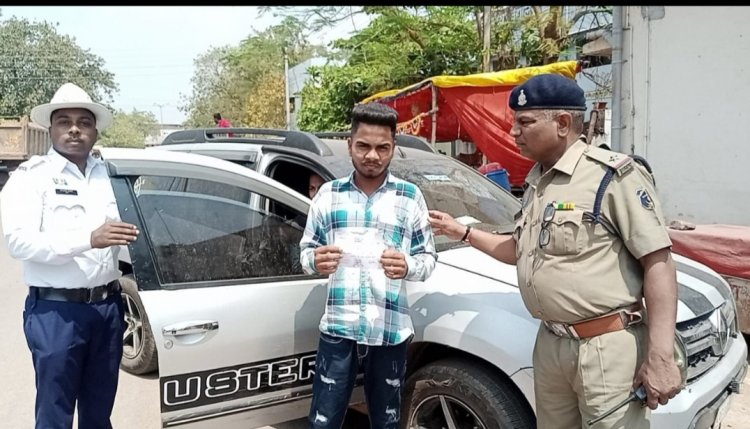 07 ब्लैक फ़िल्म लगे वाहनों पर विशेष कार्यवाही किया गया और फिल्म को कार्यवाही स्थल पर निकाला गया