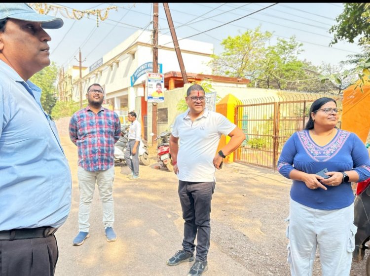 सांसद निधि एवं अधोसंरचना मद से निर्माणाधीन कार्यो का निरीक्षण करने पहुंचे आयुक्त
