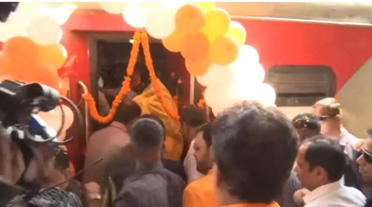 CM साय ने मुख्यमंत्री तीर्थदर्शन योजना के तहत ट्रेन को दिखाई हरी झंडी