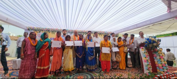 लाभार्थियों को प्रधानमंत्री आवास योजना के तहत बने नए आवास की चाबी भेंट कर उनकी खुशियों में शामिल हुए दुर्ग ग्रामीण विधायक ललित चंद्राकर