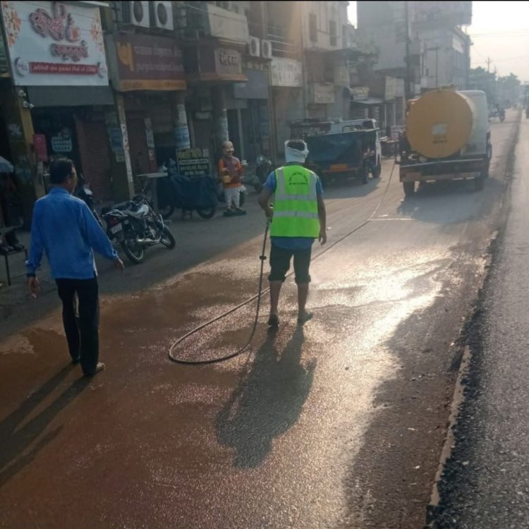 यातायात पुलिस दुर्ग के पहल पर नगर निगम भिलाई द्वारा सर्विस रोड की धुलाई /सफाई किया गया