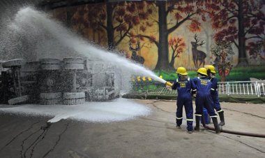 देर रात्रि करीब 12 बजे सुपेला अंडरब्रिज में ऑयल से भरा हुआ ट्रक पलटा