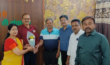 निगम कर्मियों के खाते में ओपीएस और एनपीएस का चार करोड़ बकाया जमा, खुशी होकर पदाधिकारियों ने महापौर को पुष्पगुच्छ देकर धन्यवाद व आभार व्यक्त किया