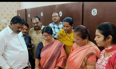 महापौर ने निगम के विभागों का किया औचक निरीक्षण,महापौर ने विभागों के  कर्मचारियों की उपस्थिति को लेकर रजिस्टर की जांच