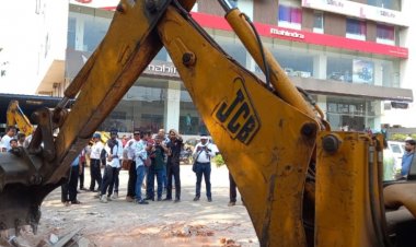 शिवनाथ ऑटोमोबाइल महिंद्रा मोटर्स द्वारा किए गए अतिक्रमण को हटाया गया