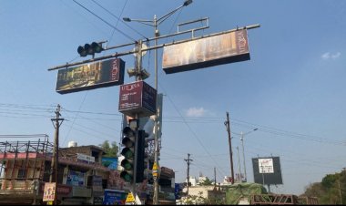 दुर्ग के राजेन्द्र प्रसाद चौक एवं पटेल चौक में लगाया गया जिंगल, जिंगल के माध्यम से वाहन चालको को यातायात नियमों के प्रति जागरूक करने एवं सड़क दुर्घटना के कारणों सें अवगत कराया जा रहा है