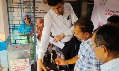 आयुक्त पहुँचे शिविर,लोगों से मिलकर व्यवस्था की जानकारी ली,अधिकारियों से लोगों को आवेदन लिखने में सहयोग करने के निर्देश दिए