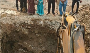 शक्ति नगर में फूटे पाईप लाईन सुधार कार्य जारी गुरुवार देर शाम तक पानी सप्लाई सामान्य होने की संभावना जलगृह प्रभारी ने पार्षदों के साथ किया कार्य स्थल का निरीक्षण