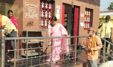 पशुपति नाथ मंदिर परिसर की साफ सफाई में तत्परता से जुटे महापौर व अमला