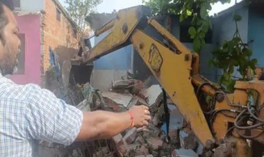 भिलाई में रविवार सुबह गौतम नगर खुर्सीपार वार्ड 42 में सीवरेज लाइन के ऊपर बने अतिक्रमण पर  भिलाई निगम का चला बुलडोजर