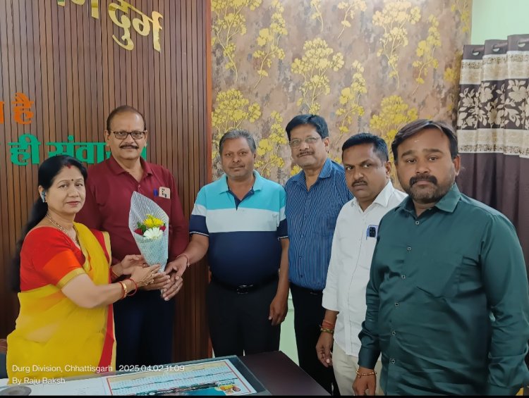 निगम कर्मियों के खाते में ओपीएस और एनपीएस का चार करोड़ बकाया जमा, खुशी होकर पदाधिकारियों ने महापौर को पुष्पगुच्छ देकर धन्यवाद व आभार व्यक्त किया