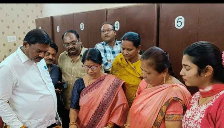 महापौर ने निगम के विभागों का किया औचक निरीक्षण,महापौर ने विभागों के कर्मचारियों की उपस्थिति को लेकर रजिस्टर की जांच