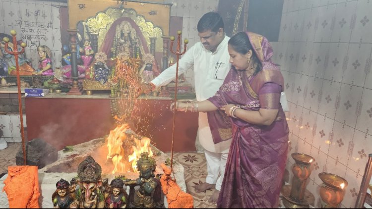 विधायक गजेन्द्र यादव ने दी रामनवमी की शुभकामनायें, महाअष्टमी पर देवी मंदिर में पहुंचकर हवन आरती में शामिल हुए