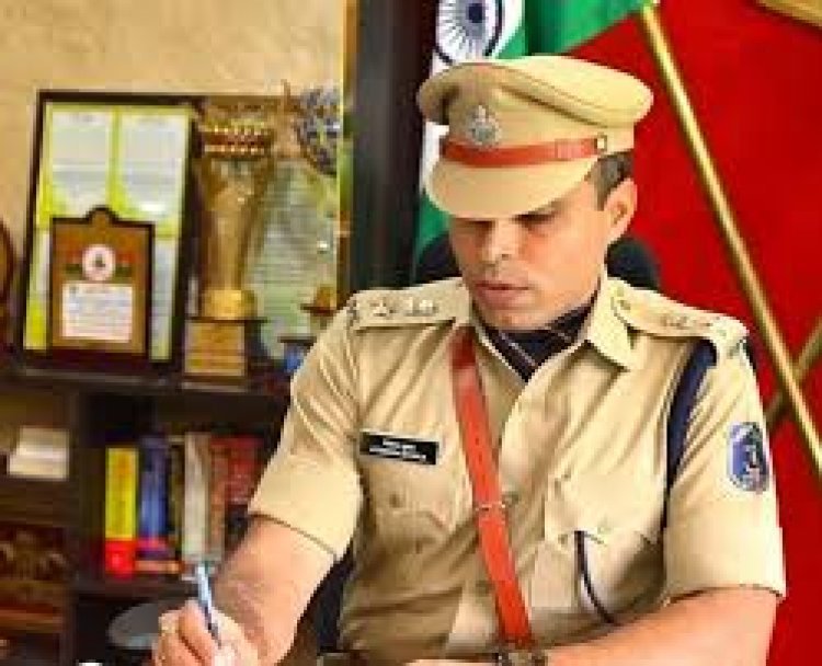 दुर्ग जिले में संदिग्ध आचरण और कार्य में लापरवाही पर सालभर में 110 पुलिस जवानों के खिलाफ की गई कार्रवाई,SP ने लाइन अचैट करने के साथ किया सस्पेंड