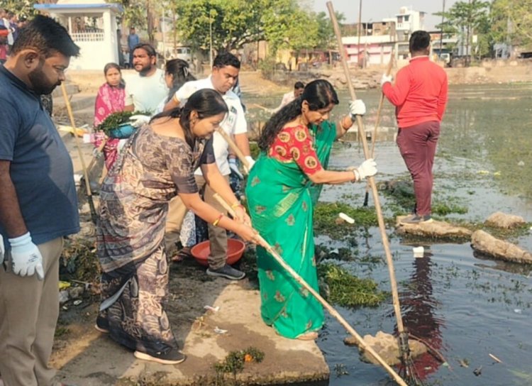 सुशासन तिहार के अवसर पर महापौर अलका बघामार और पार्षदों ने जनसहयोग से शुरू किया पोटिया तालाब सफाई अभियान