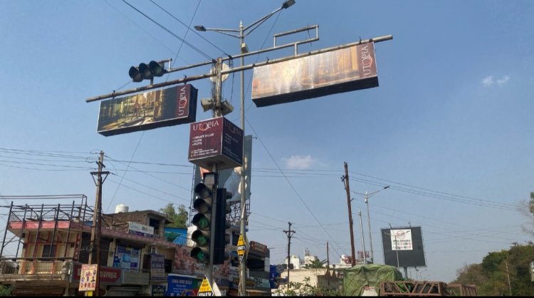 दुर्ग के राजेन्द्र प्रसाद चौक एवं पटेल चौक में लगाया गया जिंगल, जिंगल के माध्यम से वाहन चालको को यातायात नियमों के प्रति जागरूक करने एवं सड़क दुर्घटना के कारणों सें अवगत कराया जा रहा है