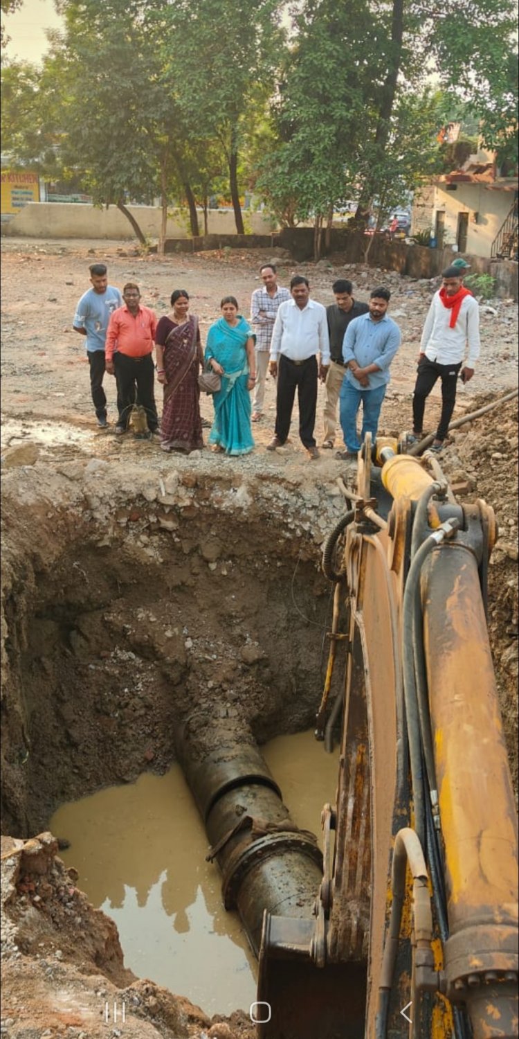 शक्ति नगर में फूटे पाईप लाईन सुधार कार्य जारी गुरुवार देर शाम तक पानी सप्लाई सामान्य होने की संभावना जलगृह प्रभारी ने पार्षदों के साथ किया कार्य स्थल का निरीक्षण