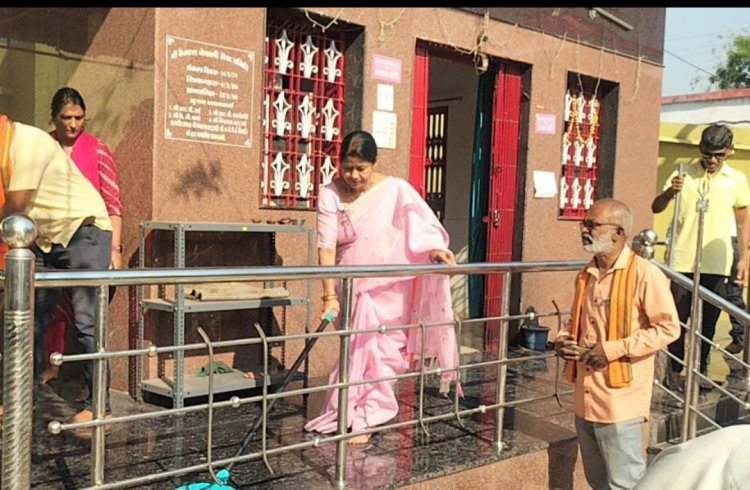 पशुपति नाथ मंदिर परिसर की साफ सफाई में तत्परता से जुटे महापौर व अमला