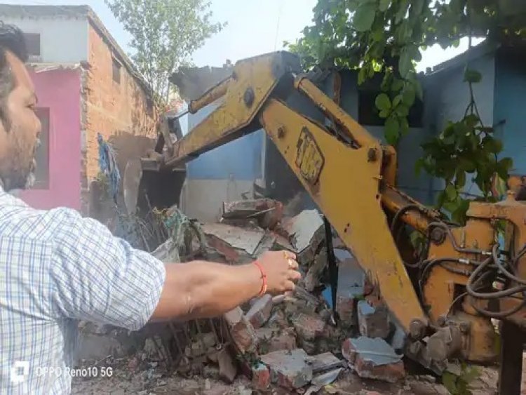 भिलाई में रविवार सुबह गौतम नगर खुर्सीपार वार्ड 42 में सीवरेज लाइन के ऊपर बने अतिक्रमण पर भिलाई निगम का चला बुलडोजर