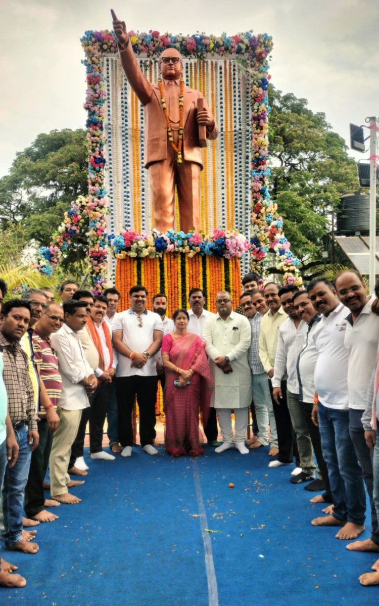 कलेक्टरेट परिसर में स्थित डॉ.भीमराव अम्बेडकर जी की प्रतिमा पर पुष्पांजलि अर्पित कर उन्हें श्रद्धासुमन अर्पित किया,विधायक व महापौर,कहा- बाबा साहेब का जीवन और संघर्ष अपने आप में एक शिक्षा है