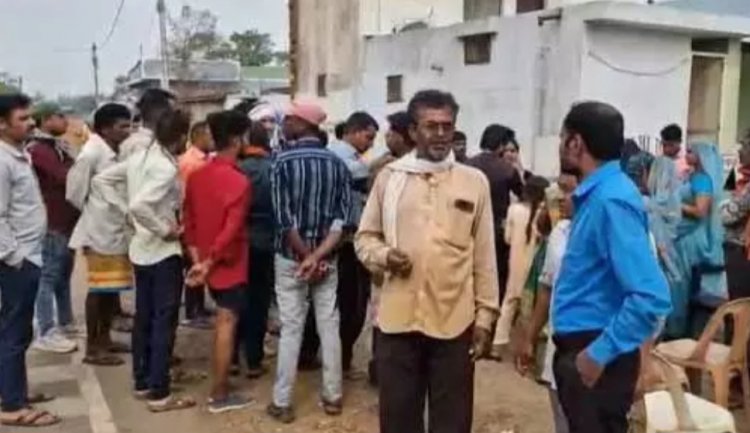 घर के बाहर बैठे परिवार को ट्रैक्टर चालक ने रौंदा, मौके पर हुई 2 लोगों की मौत, तीन की हालत गंभीर