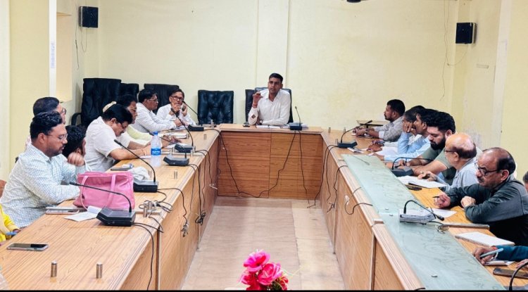 आयुक्त ने ली सुशासन तिहार में प्राप्त आवेदनों के निराकरण के संबंध में अधिकारियों की बैठक