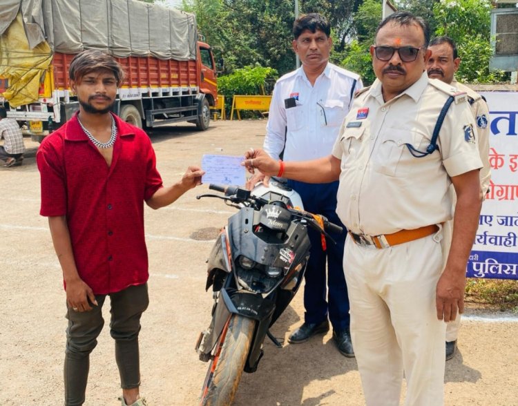 यातायात पुलिस दुर्ग द्वारा व्यस्तम मार्ग पर में दो पहिया वाहन को लापरवाहीपूर्वक वाहन चलाते वीडियों के आधार पर की गई कार्यवाही