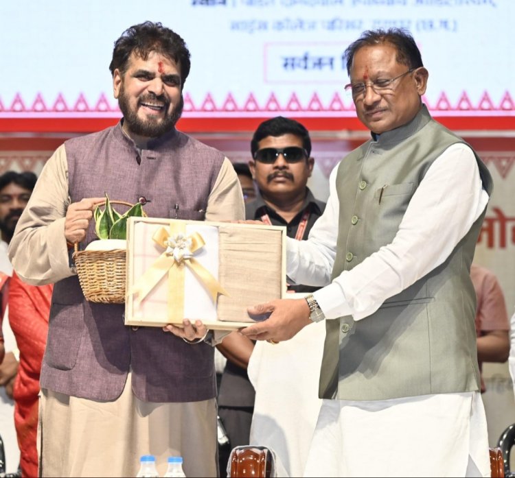 मुख्यमंत्री श्री साय छत्तीसगढ़ खादी तथा ग्रामोद्योग बोर्ड के नवनियुक्त अध्यक्ष श्री राकेश पांडेय के पदभार ग्रहण कार्यक्रम में हुए शामिल