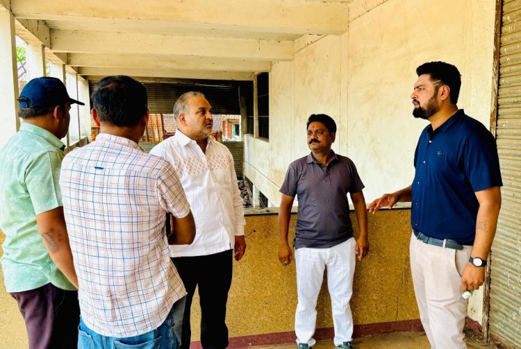 बाजार व राजस्व प्रभारी चंद्रशेखर चन्द्राकर ने अधिकारियों के साथ किया गंजमण्डी व्यवसायिक परिसर का औचक निरीक्षण