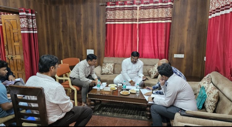 विकास कार्यों को लेकर विधायक गजेन्द्र यादव ने ली समीक्षा बैठक,शासन से स्वीकृत कार्य को समयसीमा में पूर्ण करने दिए निर्देश