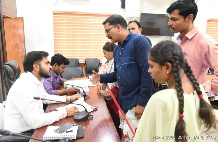 शिक्षा के अधिकार अधिनियम के तहत स्कूल में प्रवेश दिलाने अभिभावक ने जनदर्शन में लगाई गुहार,जनदर्शन में आज 137 आवेदन प्राप्त हुए