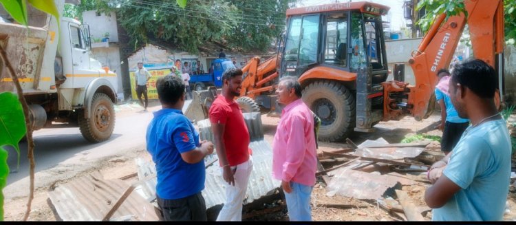 टप्पा तालाब सहित अन्य स्थानों पर सड़क किनारे पर अवैध अतिक्रमण 10 से अधिक ठेले खोमचे पर चला निगम का बुलडोजर