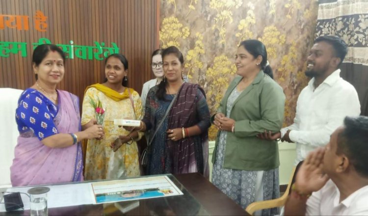 वार्ड 54 स्थित प्रधानमंत्री आवास रहवासियों की मांग हुई पूरी,महापौर के निर्देश पर दो दिन में नया पाइप लाइन जोड़कर दिया गया कलेक्शन आवास की महिलाएं निगम कार्यालय पहुंचकर महापौर किया आभार