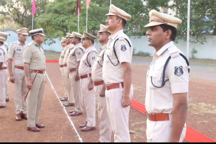 वरिष्ठ पुलिस अधीक्षक दुर्ग विजय अग्रवाल द्वारा लिया गया जनरल परेड