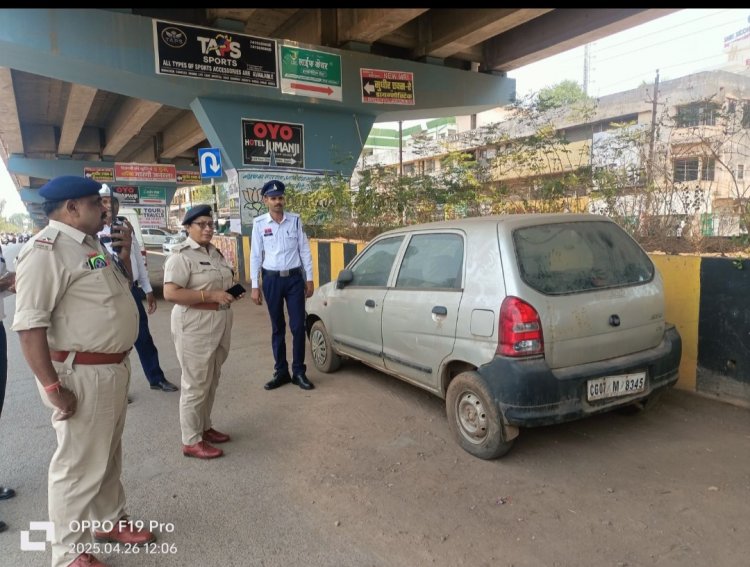 यातायात पुलिस दुर्ग द्वारा नो पार्किंग में खड़ी वाहनों पर की जा रही हैँ अभियान कार्यवाही