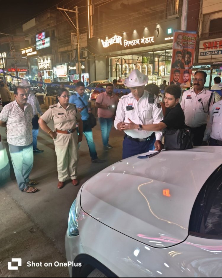 दुर्ग इंदिरा मार्केट में नो पार्किग में खडी वाहनों पर क्रेन एवं लॉक लगाकर दुर्ग यातायात पुलिस ने की कार्यवाही