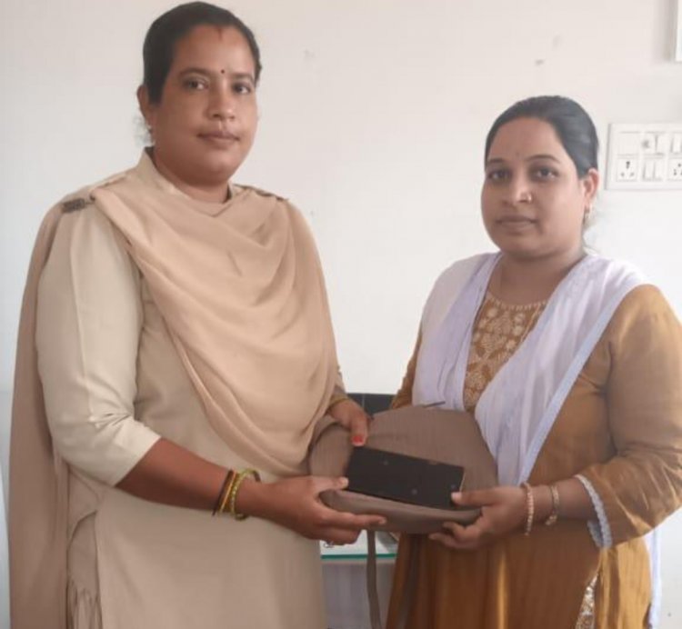 दुर्ग: गुम हुआ पर्स,मोबाइल मिलने पर महिला के चेहरे पर आई राहत की मुस्कान