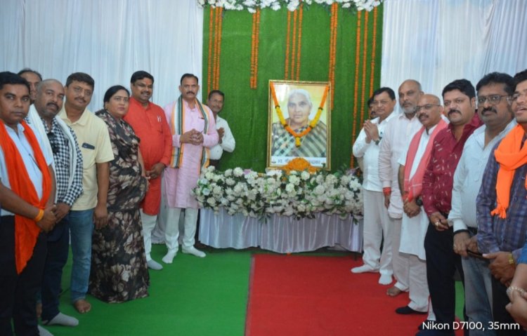 उपमुख्यमंत्री अरुण साव, उद्योग मंत्री लखन लाल देवांगन और स्वास्थ्य मंत्री श्यामबिहारी जायसवाल ने स्व. पूर्णिमा चन्द्राकर को दी श्रद्धांजली
