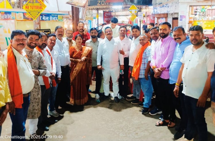 शहर के प्रथम नागरिक मेयर श्रीमती अलका बाघमार ने इंदिरा मार्केट से श्री शिवम मॉल तक टयूबलर नए पोल में लगी लाइट का किया शुभारंभ