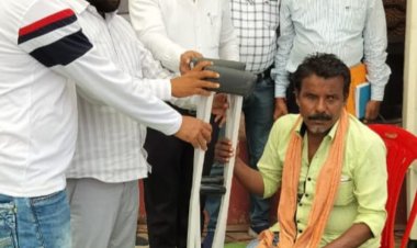 सुशासन तिहार 2025 में दिव्यांग नागरिक को बैशाखी तुरंत प्रदान किया गया