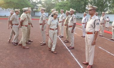श्रीमती पद्मश्री तवंर, अतिरिक्त पुलिस अधीक्षक(आईयूसीएडब्ल्यू) जिला-दुर्ग द्वारा रक्षित केन्द्र, दुर्ग में आयोजित जनरल परेड की ली सलामी
