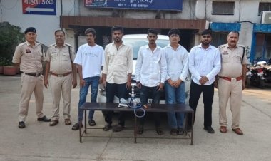 मेन रोड सुपेला में एक इनोवा कार के अंदर कुछ युवक हुक्का पीते पकड़ाए,आरोपियों के विरुद्ध कोटप्पा एक्ट के तहत की गई कार्यवाही